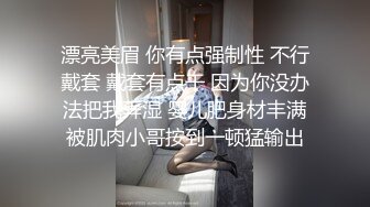 学校纹身大姐大落单被仇家盯上强迫脱光衣服自己往逼里灌水